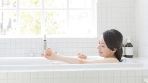 浴槽の掃除、床の黒ずみを綺麗にする魔法のアイテム4選と使い方の徹底解説