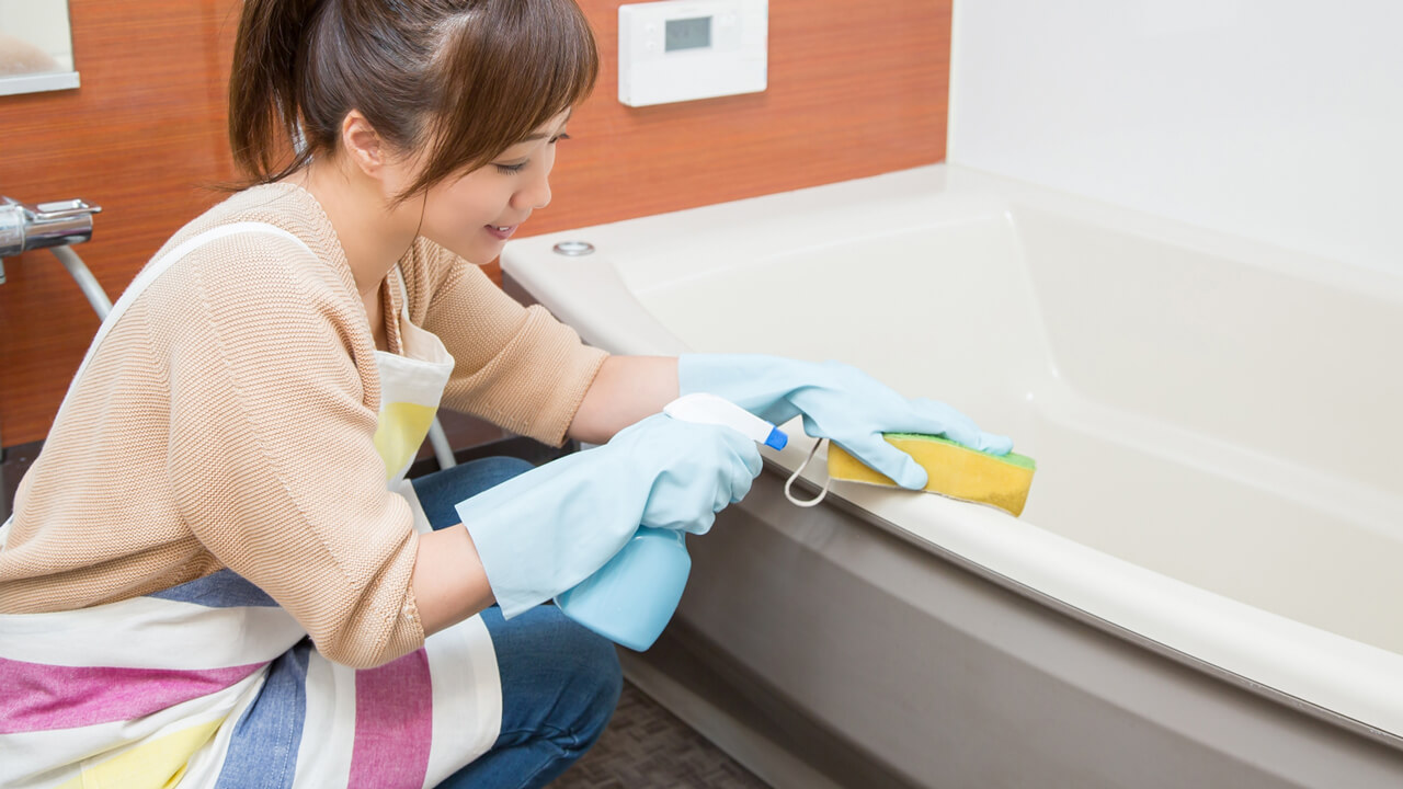 浴槽を洗う