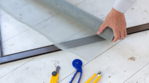 サッシの掃除と網戸の張り替え便利グッズ７選！張り替えた網の処分方法